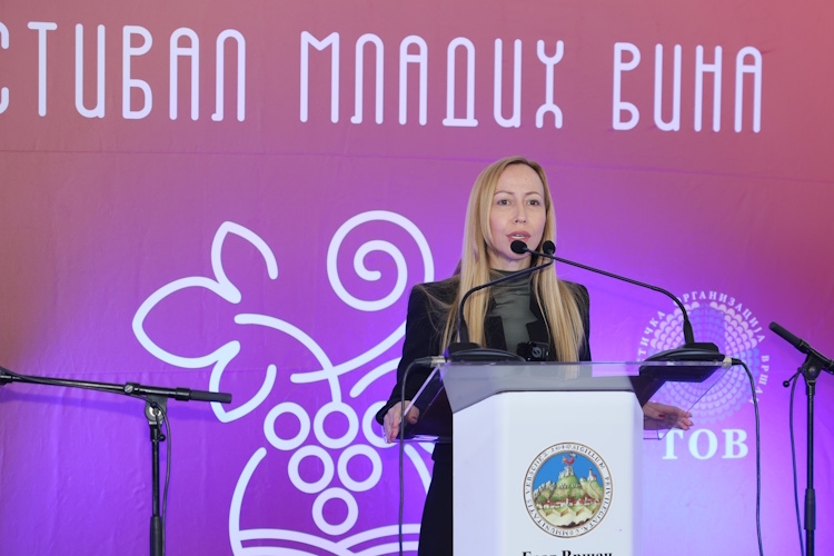 ДВАНАЕСТИ ФЕСТИВАЛ МЛАДИХ ВИНА У ГУДУРИЦИ ОКУПИО БРОЈНЕ ВИНАРИЈЕ И ЉУБИТЕЉЕ ПЛЕМ...